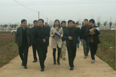 李益民主任一行冒雨視察“牡丹文化展示中心”項目