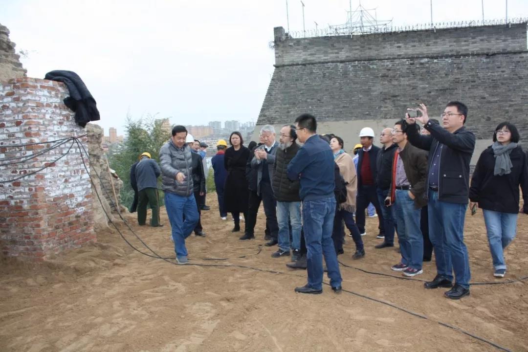 國家文物局及相關(guān)資深專家調(diào)研榆林衛(wèi)城城墻搶險(xiǎn)加固工程